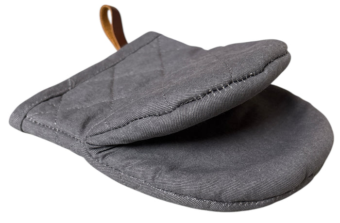 Mini Oven Mitts, 2 Pcs Kitchen Gloves, Heat Resistant and Soft Quilted Cotton Lining for Safe Backing Cooking Barbecue. Size: 5.5” x 7”